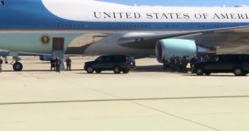 Clip Tổng thống Trump lên chuyên cơ Không lực 1 tới Hà Nội
