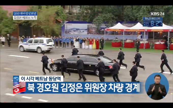 12 vệ sĩ mặc &aacute;o vest lu&ocirc;n chạy theo xe bảo vệ Nh&agrave; l&atilde;nh đạo Kim Jong-Un.