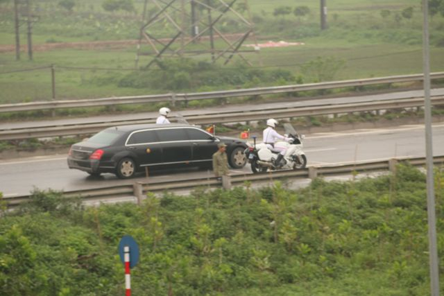 Đo&agrave;n xe chở Chủ tịch Kim Jong-un đi qua cầu Đ&ocirc;ng Tr&ugrave; (H&agrave; Nội)