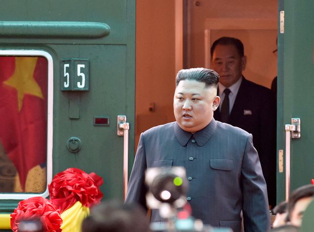 Chủ tịch Triều Ti&ecirc;n Kim Jong-un bước xuống ga Đồng Đăng, Lạng Sơn từ đo&agrave;n t&agrave;u đặc biệt (Ảnh: Reuters)