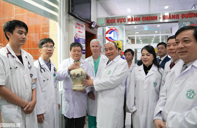 Thủ tướng tặng qu&agrave; cho c&aacute;c y b&aacute;c sỹ khoa cấp cứu Bệnh viện Bạch Mai.