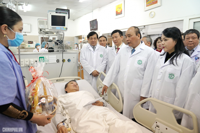 Thủ tướng thăm hỏi bệnh nh&acirc;n cấp cứu tại Bệnh viện Bạch Mai.