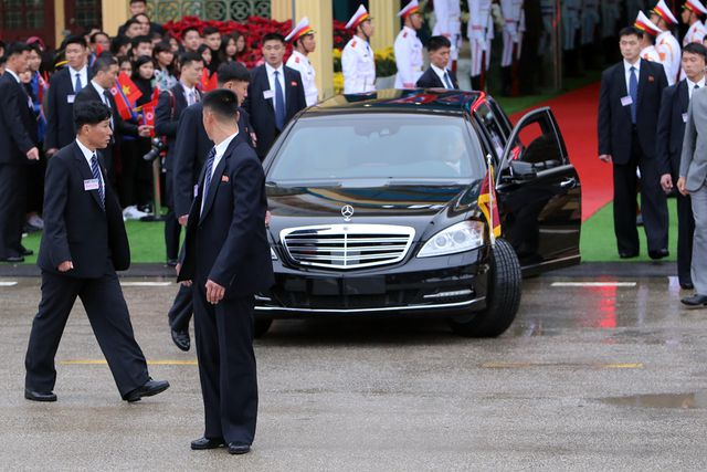 Đội vệ sĩ xuất hiện khi chiếc si&ecirc;u xe Mercedes của &ocirc;ng Kim Jong-un đến trước cửa ch&iacute;nh ga Đồng Đăng.