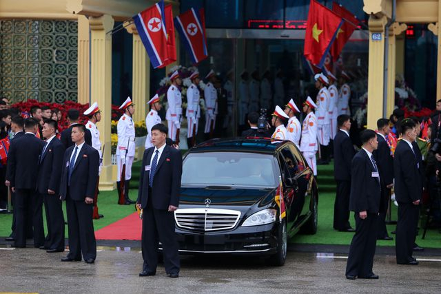 Si&ecirc;u xe của &ocirc;ng Kim Jong-un đỗ trước cửa ga, khi xe dừng lại, 12 vệ sĩ xếp đội h&igrave;nh xung quanh xe v&agrave; quan s&aacute;t c&aacute;c b&ecirc;n.&nbsp;