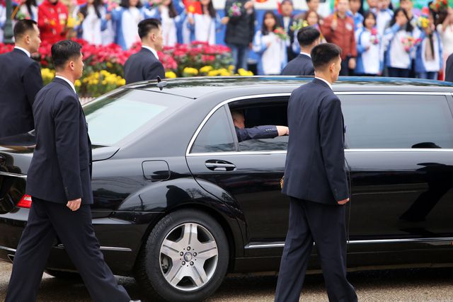 Những cận vệ chạy theo xe limousine của &ocirc;ng Kim Jong-un l&agrave; th&agrave;nh vi&ecirc;n của Văn ph&ograve;ng Trung ương Số 6 hay c&ograve;n gọi với t&ecirc;n ch&iacute;nh thức l&agrave; Tổng cục Phụ t&aacute; (MOA).&nbsp;