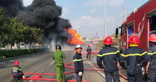 Xe bồn cháy ngùn ngụt trên xa lộ Hà Nội, giao thông ùn tắc hơn 3 km