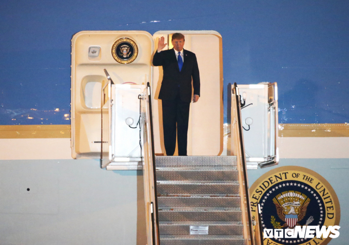 Tổng thống Mỹ Donald Trump vẫy tay ch&agrave;o khi bước xuống chuy&ecirc;n cơ Kh&ocirc;ng Lực Một tại s&acirc;n bay Nội B&agrave;i t&ocirc;́i 26/2 (Ảnh: VTC)