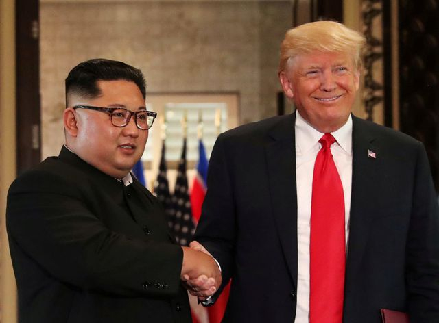 Tổng thống Mỹ Donald Trump v&agrave; Chủ tịch Triều Ti&ecirc;n Kim Jong-un tại hội nghị thượng đỉnh đầu ở Singapore hồi th&aacute;ng 6/2018.