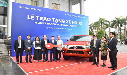 Quỹ Toyota Việt Nam trao tặng xe Hilux cho tỉnh Tuy&ecirc;n Quang