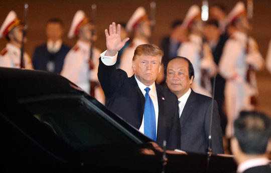 Tổng thống Mỹ Donald Trump vẫy tay ch&agrave;o con người, đất nước Việt Nam xinh đẹp.