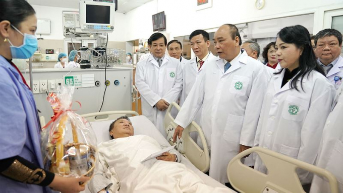 Thủ tướng thăm hỏi bệnh nh&acirc;n tại Khoa Cấp cứu BV Bạch Mai.