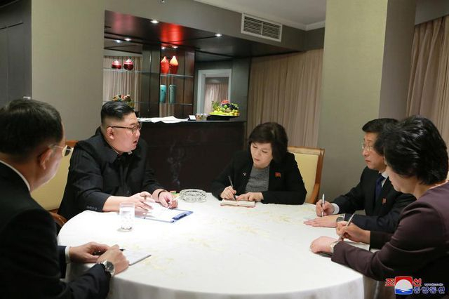 &Ocirc;ng Kim Jong-un họp với c&aacute;c nh&agrave; đ&agrave;m ph&aacute;n của ph&aacute;i đo&agrave;n Triều Ti&ecirc;n. (Ảnh: KCNA)