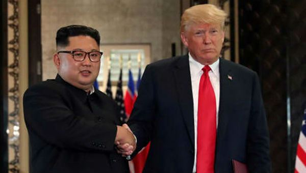Tổng thống Mỹ Donald Trump (phải) v&agrave; Chủ tịch Triều Ti&ecirc;n Kim Jong Un tại hội nghị thượng đỉnh đầu ti&ecirc;n ở Singapore hồi th&aacute;ng 6 năm ngo&aacute;i.