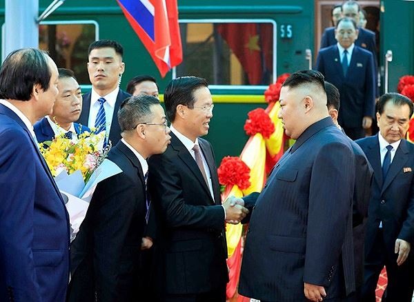 Ủy vi&ecirc;n Bộ Ch&iacute;nh trị, Trưởng Ban Tuy&ecirc;n gi&aacute;o TW V&otilde; Văn Thưởng đ&oacute;n Chủ tịch Kim Jong Un (b&ecirc;n phải) tại ga Đồng Đăng.