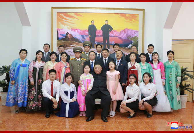 Chủ tịch Kim Jong-un chuoj ảnh c&ugrave;ng c&aacute;c nh&acirc;n vi&ecirc;n Đại sứ qu&aacute;n Triều Ti&ecirc;n tại H&agrave; Nội. (Ảnh: KCNA)