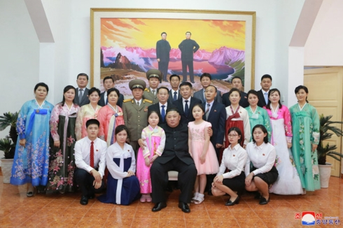 Chủ tịch Triều Ti&ecirc;n Kim Jong Un tới thăm Đại sứ qu&aacute;n Triều Ti&ecirc;n tại H&agrave; Nội.