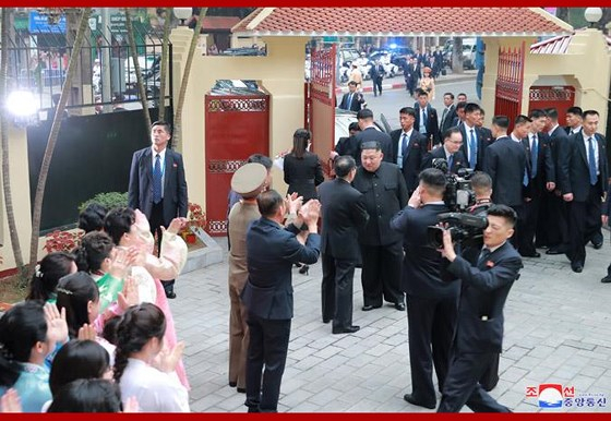 Chiều 26-2,&nbsp;Chủ tịch Kim Jong-un đ&atilde; đến thăm Đại sứ qu&aacute;n Triều Ti&ecirc;n trong sự bảo vệ nghi&ecirc;m ngặt của c&aacute;c lực lượng an ninh. Ảnh: KCNA&nbsp;