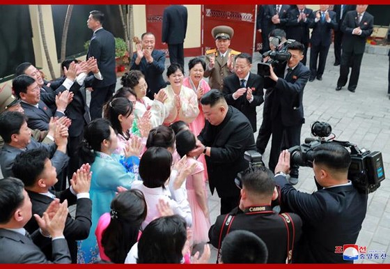 Chủ tịch Kim Jong-un ch&agrave;o hỏi c&aacute;c nh&acirc;n vi&ecirc;n Đại sứ qu&aacute;n Triều Ti&ecirc;n. Ảnh KCNA.