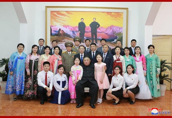 Chủ tịch Kim Jong-un chụp ảnh lưu niệm tại Đại sứ qu&aacute;n Triều Ti&ecirc;n ở H&agrave; Nội. Ảnh KCNA