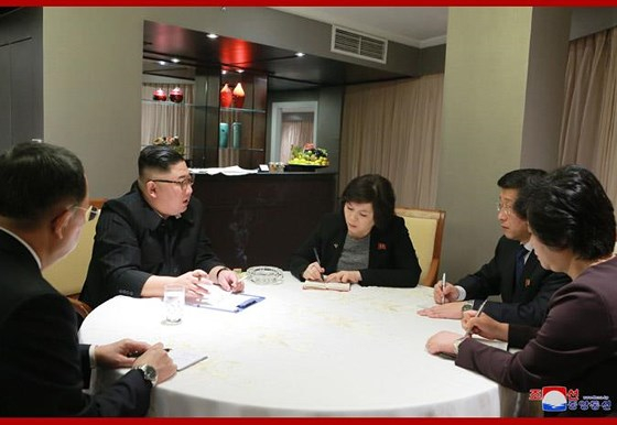 Chủ tịch Kim Jong-un nghe c&aacute;c b&aacute;o c&aacute;o về Hội nghị thượng đỉnh Mỹ -Triều Ti&ecirc;n lần thứ 2 ở kh&aacute;ch sạn Melia tối 26-2. Ảnh KCNA