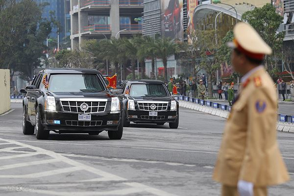 Đoàn xe vừa đi vào phố Kim Mã. Tổng thống Mỹ ngồi trên một trong hai chiếc xe này. Ảnh: VnExpress