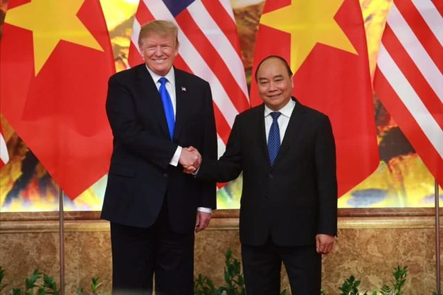 Tổng thống Donald Trump gặp Thủ tướng Nguyễn Xu&acirc;n Ph&uacute;c tại Văn ph&ograve;ng Ch&iacute;nh phủ.