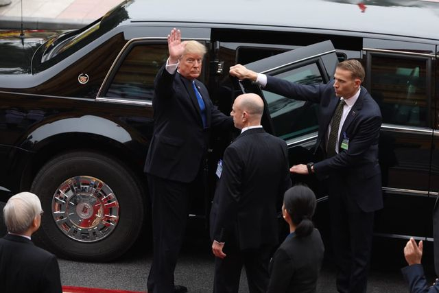 &Ocirc;ng Donald Trump vẫy ch&agrave;o trước khi rời Phủ Chủ tịch.