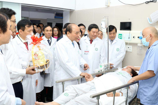 Thủ tướng thăm hỏi bệnh nh&acirc;n ở Bệnh viện Bạch Mai.