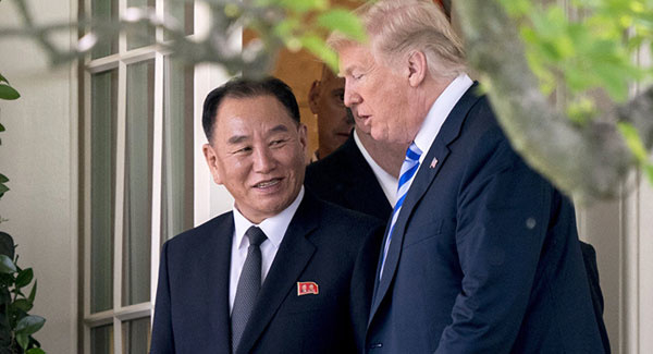 Ph&oacute; chủ tịch đảng Lao động Triều Ti&ecirc;n Kim Yong-chol (tr&aacute;i) v&agrave; Tổng thống Mỹ Donald Trump gặp nhau ở Washington hồi đầu năm. &Ocirc;ng Kim Yong-chol sẽ th&aacute;p t&ugrave;ng Chủ tịch Kim Jong-un trong bữa tối với &ocirc;ng Trump ở kh&aacute;ch sạn Metropole tối nay. Ảnh:&nbsp;AP.