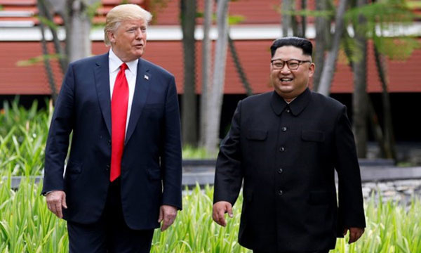 Tổng thống Mỹ Donald Trump (tr&aacute;i) v&agrave; Chủ tịch Triều Ti&ecirc;n Kim Jong-un tại hội nghị thượng đỉnh đầu ti&ecirc;n ở Singapore hồi th&aacute;ng 6 năm ngo&aacute;i. Ảnh:&nbsp;Reuters.