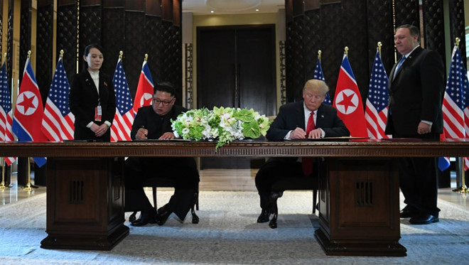 Tổng thống Mỹ Donald Trump v&agrave; Chủ tịch Kim Jong-un của CHDCND Triều Ti&ecirc;n k&yacute; thỏa thuận tại Singapore v&agrave;o năm ngo&aacute;i