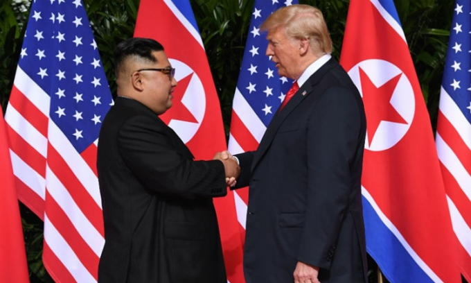 Chủ tịch Triều Ti&ecirc;n Kim Jong-un (tr&aacute;i) v&agrave; Tổng thống Mỹ Donald Trump tại hội nghị thượng đỉnh đầu ti&ecirc;n ở Singapore hồi th&aacute;ng 6 năm ngo&aacute;i. Ảnh:&nbsp;AFP.