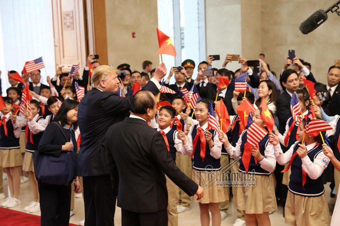 Tổng thống Donald Trump cầm l&aacute; cờ Việt Nam khi c&oacute; cuộc hội kiến với Thủ tướng Nguyễn Xu&acirc;n Ph&uacute;c. Ảnh: Phạm Hải