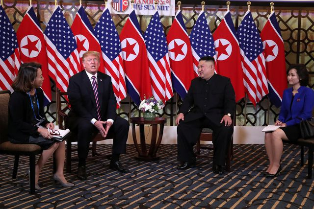 Bữa tối kết th&uacute;c, Tổng thống Mỹ Donald Trump v&agrave; Chủ tịch Triều Ti&ecirc;n Kim Jong-un trở về kh&aacute;ch sạn