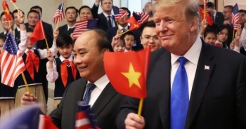 Video: Tổng thống Trump cùng Thủ tướng Nguyễn Xuân Phúc vẫy cờ chào đón