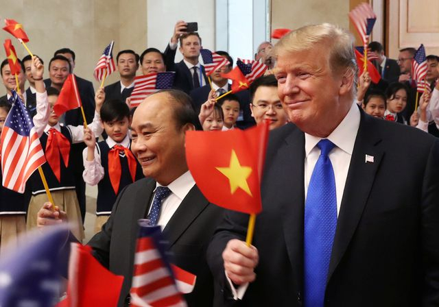Thủ tướng Nguyễn Xu&acirc;n Ph&uacute;c c&ugrave;ng T&ocirc;̉ng th&ocirc;́ng Donald Trump c&ugrave;ng vẫy cờ.