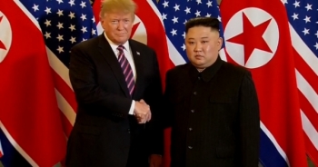 Video: Tổng thống Mỹ Trump và Chủ tịch Kim bắt tay, tươi cười