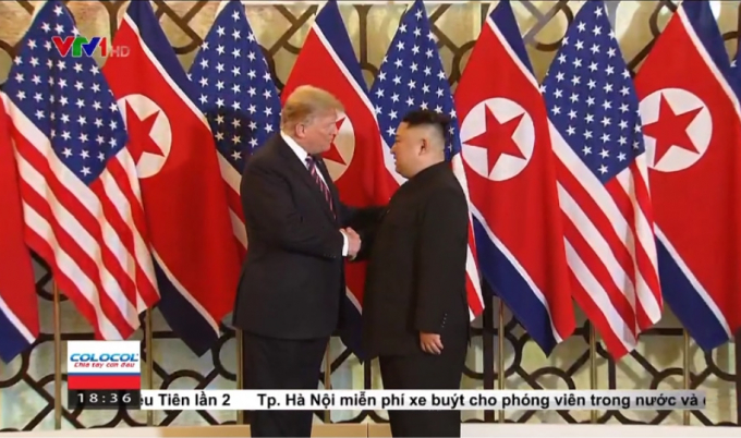 Thời khắc lịch sử Tổng thống Mỹ Donald Trump gặp Nh&agrave; l&atilde;nh đạo Triều Ti&ecirc;n Kim Jong-un tại H&agrave; Nội.&nbsp;