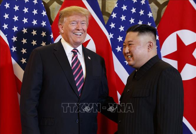 Tổng thống Mỹ Donald Trump (tr&aacute;i) v&agrave; Chủ tịch Triều Ti&ecirc;n Kim Jong-un trong cuộc gặp đầu ti&ecirc;n tại Hội nghị thượng đỉnh Mỹ-Triều lần thứ hai tại H&agrave; Nội ng&agrave;y 27/2/2019. Ảnh: Yonhap/TTXVN