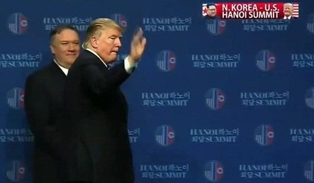 &Ocirc;ng Trump vẫy tay ch&agrave;o c&aacute;c nh&agrave; b&aacute;o, kết th&uacute;c cuộc họp b&aacute;o.