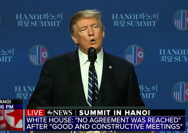 Trump bắt đầu cuộc họp b&aacute;o bằng việc ca ngợi sự ph&aacute;t triển kinh tế của Việt Nam v&agrave; cảm ơn Việt Nam v&igrave; sự mến kh&aacute;ch.
