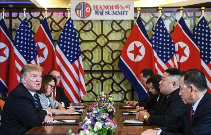 Tổng thống Mỹ Donald Trump (tr&aacute;i) v&agrave; Chủ tịch Triều Ti&ecirc;n Kim Jong-un (thứ 2, phải) tại cuộc họp mở rộng với c&aacute;c quan chức hai nước trong ng&agrave;y thứ hai của Hội nghị thượng đỉnh Mỹ-Triều lần hai ở H&agrave; Nội, ng&agrave;y 28/2/2019. Ảnh: AFP/ TTXVN
