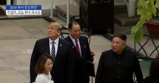 Tổng thống Donald Trump v&agrave; Chủ tịch Kim Jong-un đ&atilde; đi ra vườn của kh&aacute;ch sạn Metropole gặp c&aacute;c cố vấn sau đ&oacute; đi v&agrave;o ph&ograve;ng họp.