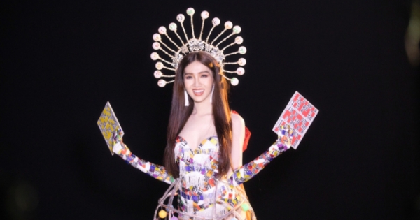 Đưa cả “gánh Lô tô” lên sân khấu, Đỗ Nhật Hà gây bất ngờ tại Miss International Queen 2019