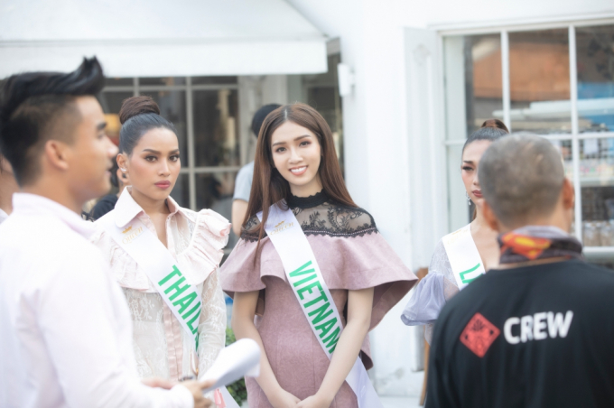 Đưa cả &ldquo;g&aacute;nh L&ocirc; t&ocirc;&rdquo; l&ecirc;n s&acirc;n khấu, Đỗ Nhật H&agrave; g&acirc;y bất ngờ tại Miss International Queen 2019