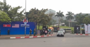 Clip đoàn xe "Quái thú" của Tổng thống Mỹ rời khách sạn tới Hội nghị Thượng đỉnh Mỹ - Triều