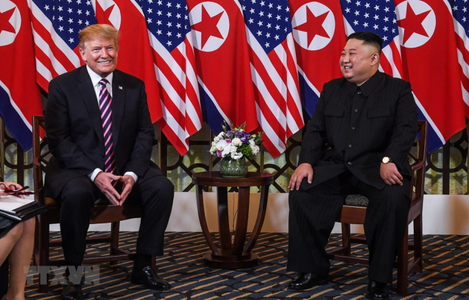 Tổng thống Mỹ Donald Trump (tr&aacute;i) v&agrave; Chủ tịch Triều Ti&ecirc;n Kim Jong-un trong cuộc gặp đầu ti&ecirc;n tại Hội nghị thượng đỉnh Mỹ-Triều lần thứ hai tại H&agrave; Nội ng&agrave;y 27/2/2019. (Ảnh: AFP/TTXVN)