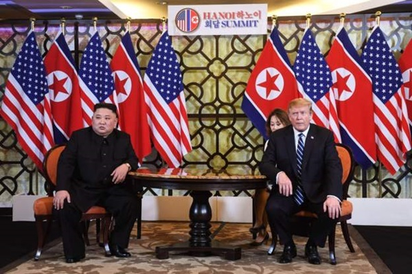 Chủ tịch Triều Ti&ecirc;n Kim Jong-un v&agrave; Tổng thống Mỹ Trump tại Metropole. Ảnh:&nbsp;AFP.