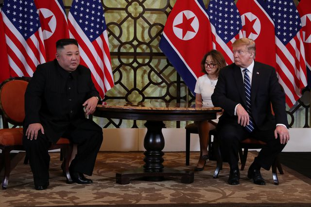 Trong ng&agrave;y họp thứ 2 của hội nghị thượng đỉnh, Tổng thống Donald Trump v&agrave; Chủ tịch Kim Jong-un đ&atilde; trao đổi ngắn trước sự chứng kiến của giới truyền th&ocirc;ng trước khi họp k&iacute;n 1-1 với sự hỗ trợ của 2 phi&ecirc;n dịch vi&ecirc;n.&nbsp;