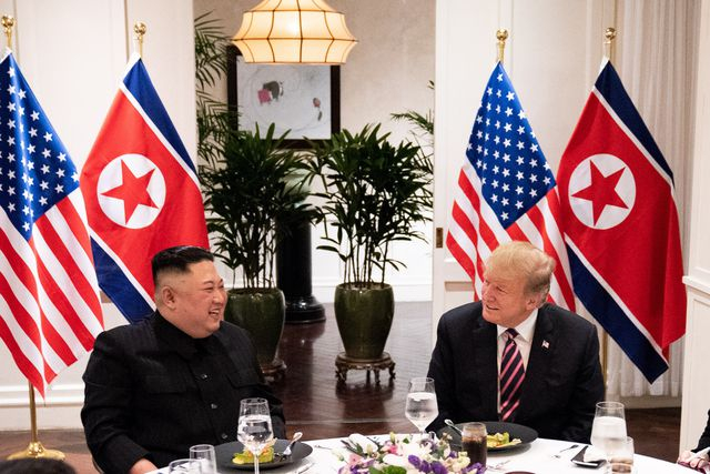 Chủ tịch Kim v&agrave; Tổng thống Trump d&ugrave;ng bữa tối.